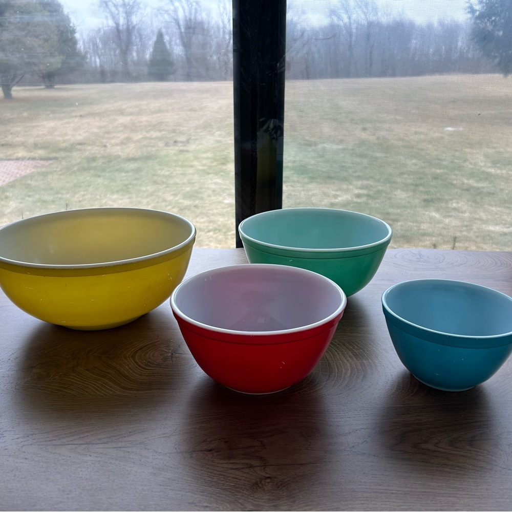 Pyrex Vintage Mixing Bowl Set